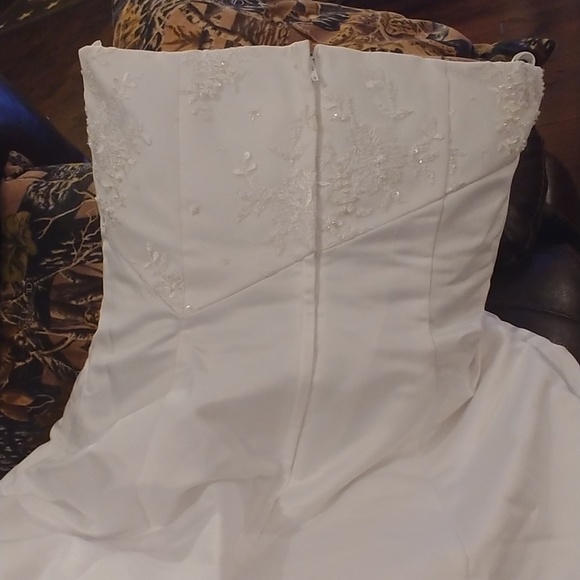 Wedding gown - Picture 2 of 5